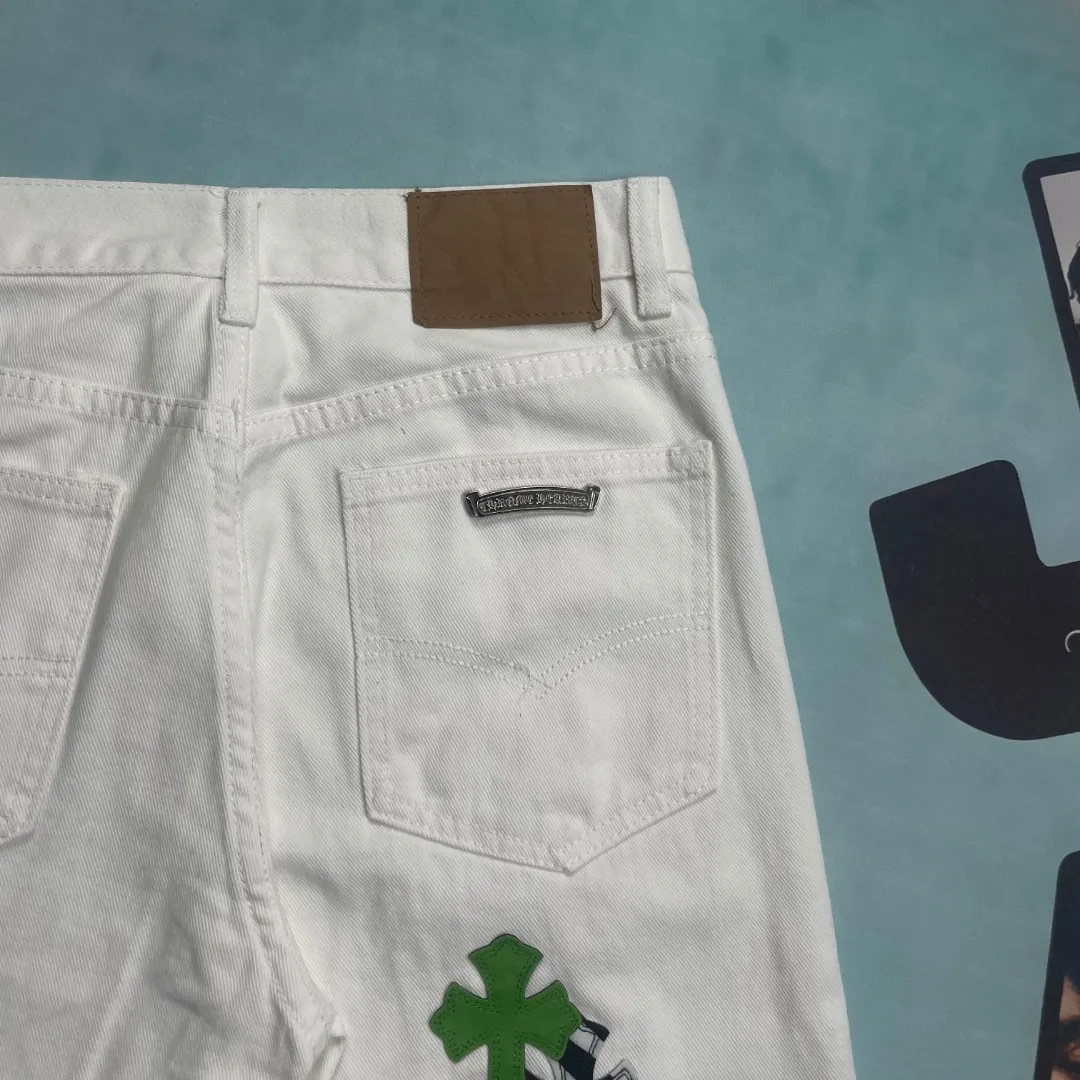 🅿️280 🔘Style No.-KL132 🔘Cro Heart𝐂𝐡𝐫𝐨𝐦𝐞 𝐇𝐞𝐚𝐫𝐭 24SS British limited edition white and apple green patchwork zebra jeans* Trendsetters in the fashion circle, Croix Heart is out again! This pair of white jeans that combines apple green with zebra-print leather is simply the “rebellious elf” in the fashion world. It’s just for you who don’t want to follow the crowd. Look at this fabric. The main part is white denim. It's soft and super tough. It's breathable. You won't sweat when you wear it in summer, and it won't deform no matter how much you toss it around. The combination of apple green and zebra pattern is made of top-quality leather. The zebra pattern is like magic, three-dimensional and lifelike. The apple green is as fresh as if it was just picked from spring. The leather is so soft that it is perfectly spliced ​​with the white denim. Looking at this version again, it is completely "tailor-made" for our figure. As soon as the high waist is worn, the waistline moves up instantly and the leg length becomes 2.8 meters in seconds. The straight design is super considerate and hides all the little worries about your leg shape, allowing you to walk with wind and full aura. The details of Crow's heart have always been at the "king bomb" level. The iconic hardware, buttons, and zipper pullers are all carefully selected from high-quality metals. Their deep luster is super attractive and they are also extremely durable and will not fade no matter how you use them. The small leather brand label hides a lot of ingenuity, and the texture and logo are incredibly exquisite. The stitching is even more precise and neat. I am impressed by this craftsmanship! Matching is even more "the king of all-matching". Pair it with a simple white T-shirt and white shoes, which is full of freshness. The apple green and zebra prints immediately pop out, and the American street style is easy to master. It is perfect for going out or partying. Put on a black short top and Martin boots, a contrast between black and white and green, and you are so cool that you have no friends. You will be the center of attention at music festivals and fashion parties, capturing everyone's attention in minutes.  Size: S M L XL (28.30.32.34) Color: White